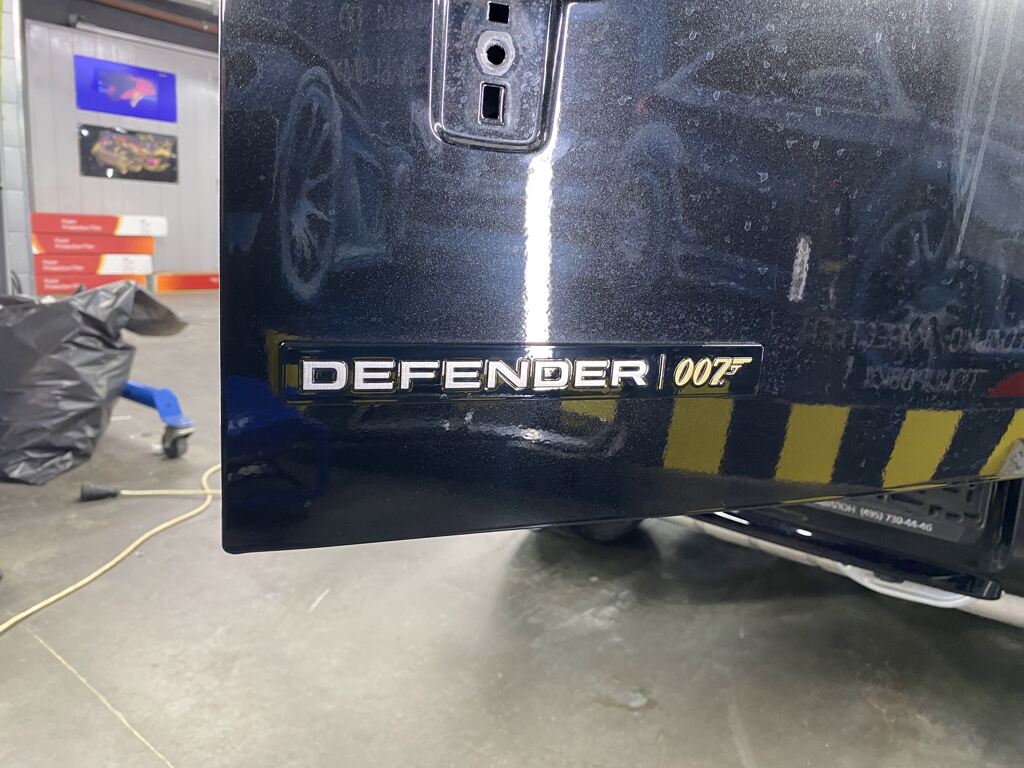 Шильдик Defender 007 лимитированной серии Bond Edition