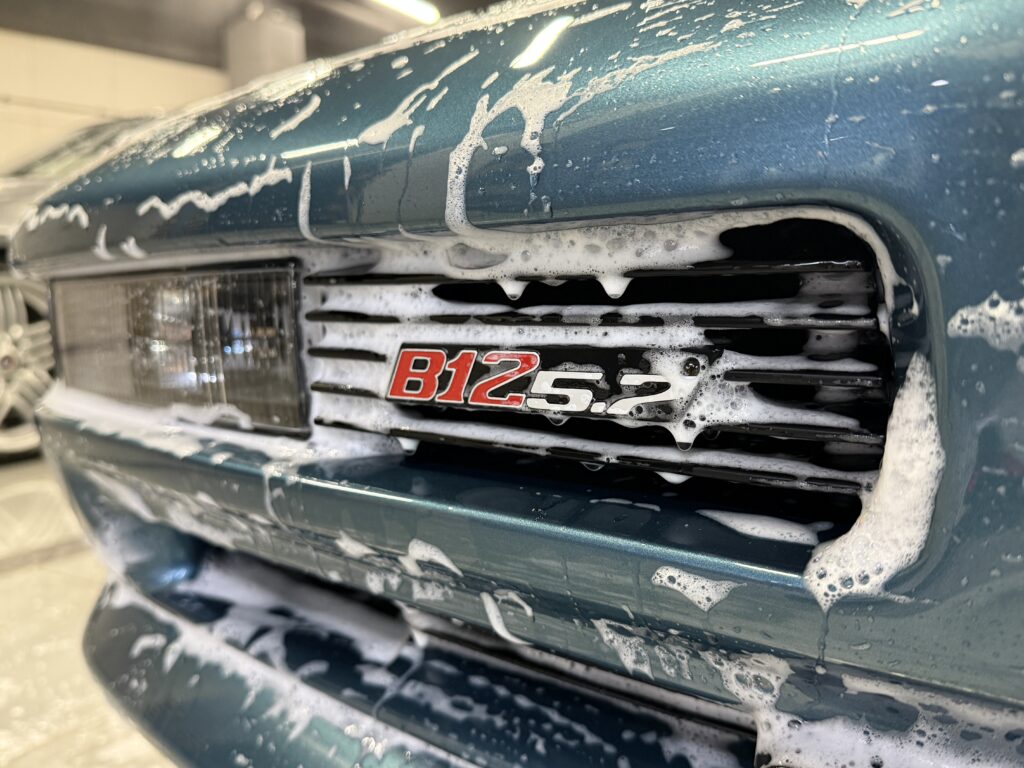 Шильдик B12 5.7 на BMW Alpina B12 E31