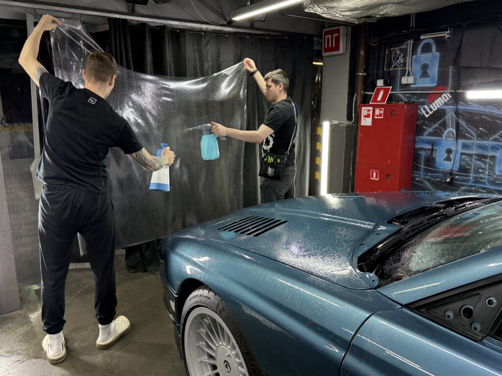 Подготовка полиуретановой пленки для оклейки капота BMW Alpina B12 5.7