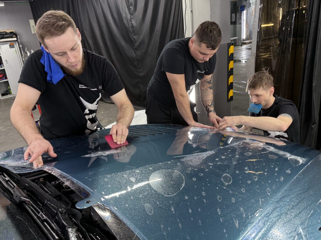 Разглаживание полиуретановой пленки на капоте BMW Alpina B12 5.7