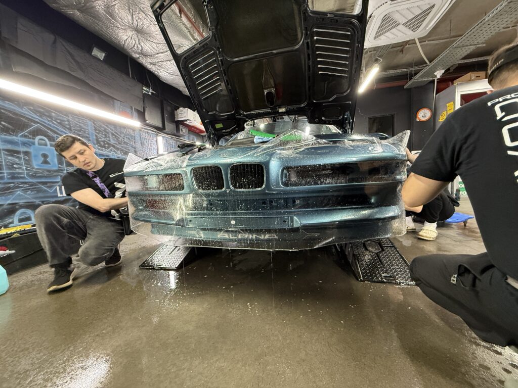 Оклейка переднего бампера BMW Alpina B12 5.7 E31 полиуретановой пленкой
