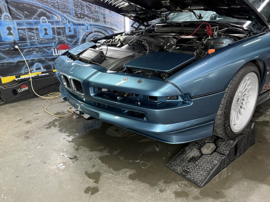 Сборка передней части BMW Alpina B12 5.7 после оклейки